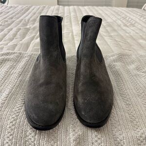 Men's Gray Suede Chelsea Boots